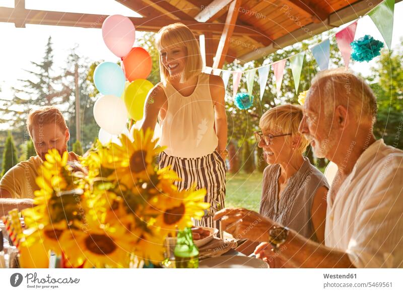 Glückliches Paar mit Eltern bei einer Gartenparty Feier Fest Festlichkeit Feiern Festlichkeiten Feste Frau weiblich Frauen glücklich glücklich sein