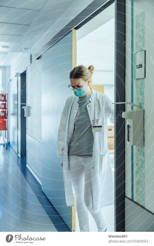 Arzt steht auf Krankenhausflur Job Berufe Berufstätigkeit Beschäftigung Jobs Brillen Arbeit stehend Gesundheit Gesundheitswesen medizinisch geschützt schützen