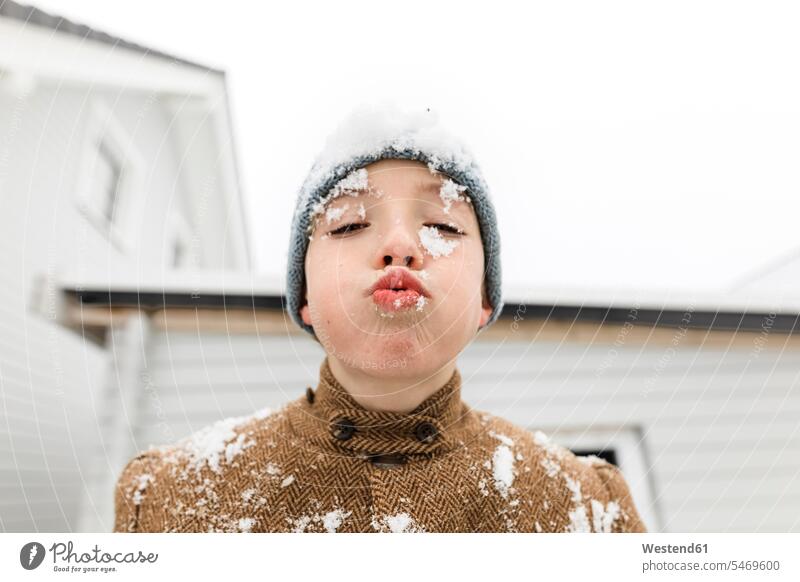 Porträt eines Jungen mit Schnee im Gesicht Gesichter Buben Knabe Knaben männlich Portrait Porträts Portraits Kopf Köpfe Koepfe Kind Kinder Kids Mensch Menschen