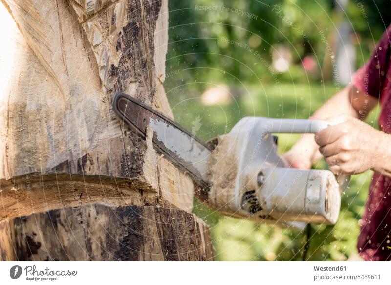 Holzschnitzer schnitzt Skulptur, mit der Kettensäge Job Berufe Berufstätigkeit Beschäftigung Jobs Geräte Werkzeuge Saege Saegen Sägen Arbeit Kreativ Skulpturen