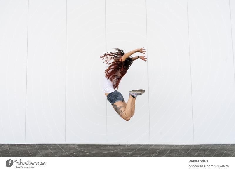 Junger Akrobat springt in die Luft Akrobaten Trainieren Übung Üben Übungen Artistin Artistinnen springen hüpfen Artisten Sprung Spruenge Sprünge Freiheit frei
