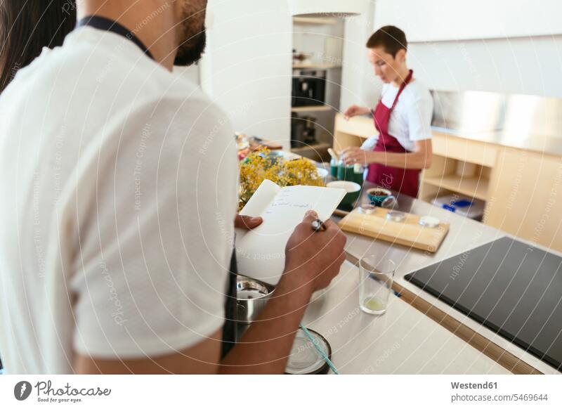 Nahaufnahme eines Mannes, der in einem Koch-Workshop Notizen macht kochen Kochkurs Küche Kurs notieren Ausschnitt Gastronomie Aufmerksamkeit Hobby Teilnehmer