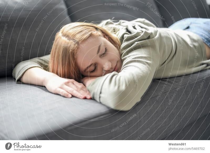 Porträt einer blonden jungen Frau, die auf der Couch schläft Leute Menschen People Person Personen Europäisch Kaukasier kaukasisch 1 Ein ein Mensch