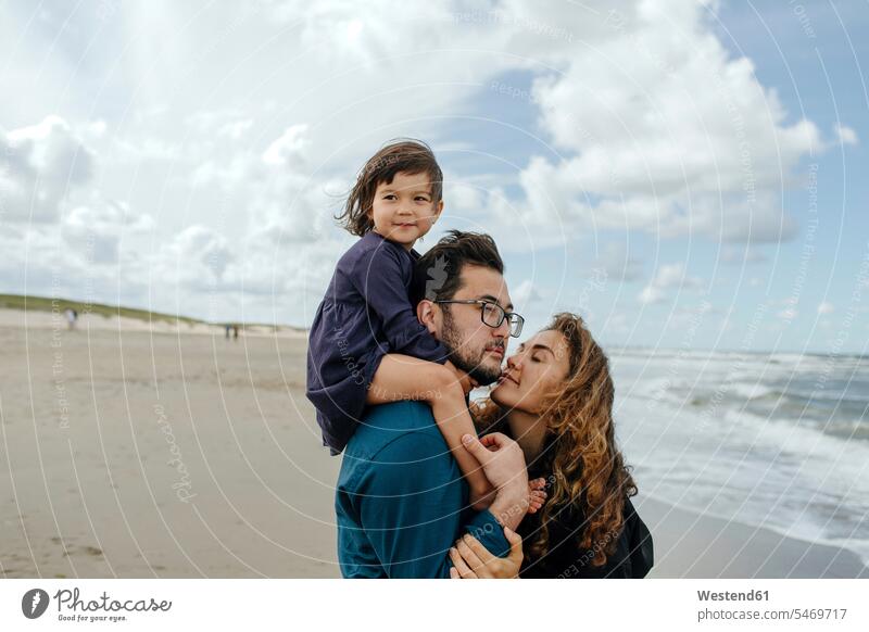 Eltern verbringen mit ihrer kleinen Tochter am Strand, Scheveningen, Niederlande Leute Menschen People Person Personen Asiaten Asiatisch asiatische