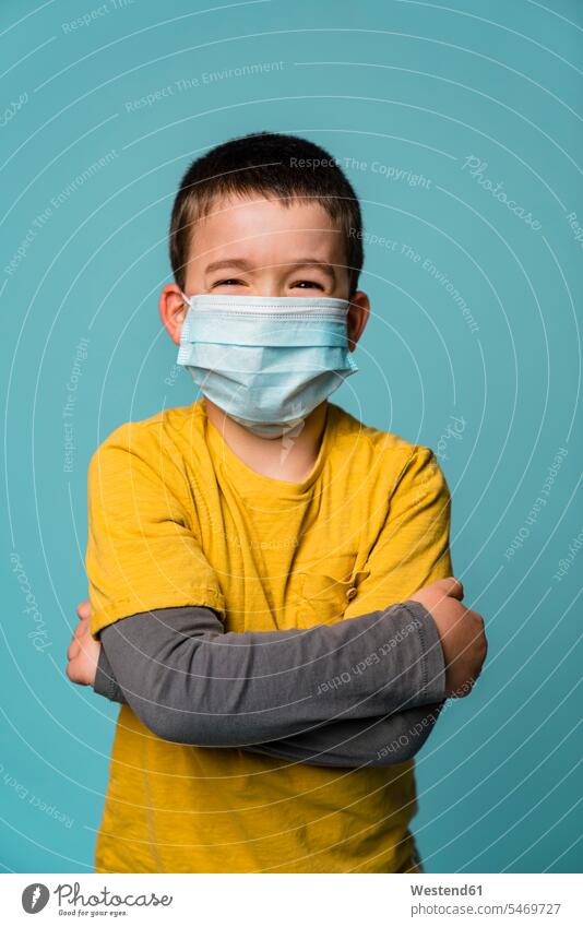 Bildnis eines Jungen mit Maske daheim zu Hause Gesund geschützt schützen Absicherung alleine einzeln gefaehrlich Gefahren gefährlich drinnen Innenaufnahmen