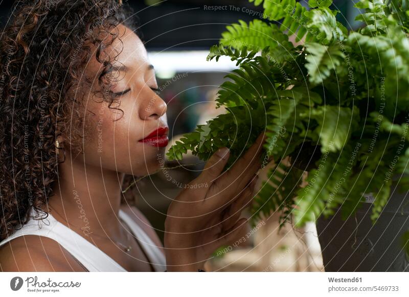 Junge Frau riecht Farn berühren Berührung anfassen Naturverbundenheit naturverbunden Naturliebe Farne schön rote Lippen Achtsamkeit bewusst Bewusstheit achtsam