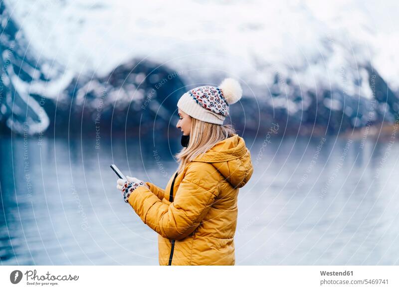 Tourist mit Smartphone auf Hamnoy, Lofoten, Norwegen Leute Menschen People Person Personen Europäisch Kaukasier kaukasisch 1 Ein ein Mensch eine nur eine Person