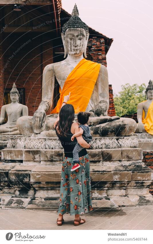 Thailand, Ayutthaya, Rückansicht von Mutter und kleiner Tochter beim Besuch im Wat Yai Chaya Mongkhon Mamas Mami Mutti Mütter Muetter Mamis Muttis Töchter