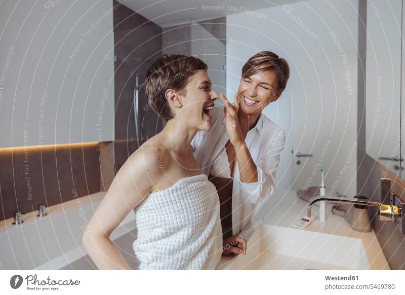 Glückliche lesbische Paar immer bereit für ihren Tag im Bad glücklich glücklich sein glücklichsein bereitmachen fertig machen fertigmachen Pärchen Paare