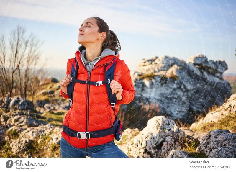 Frau auf einer Wanderung in den Bergen macht eine Pause Ausflug Ausflüge Kurzurlaub Ausfluege Gebirge Berglandschaft Gebirgslandschaft Gebirgskette Gebirgszug