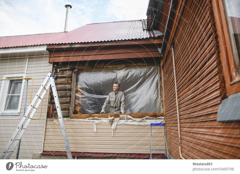 Mann repariert die Fenster seines Hauses Leute Menschen People Person Personen Europäisch Kaukasier kaukasisch 1 Ein ein Mensch nur eine Person single erwachsen