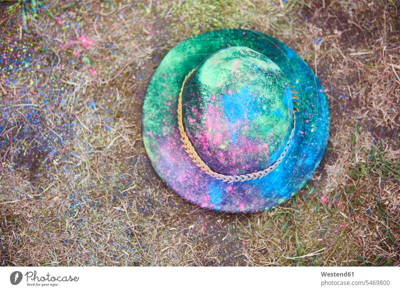 Hut mit Farbpulver auf dem Gras Farbpuder Puderfarbe Flower Power Hüte Pulver bunt farbig mehrfarbig Pulverfarbe Farbe Farbtöne Farbtoene Farbton Farben