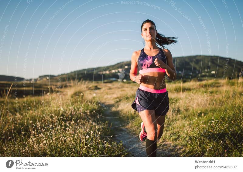 Sportlerin joggt auf dem Weg Sportlerinnen Frau weiblich Frauen Joggerin Joggerinnen Joggen Jogging sportlich Erwachsener erwachsen Mensch Menschen Leute People
