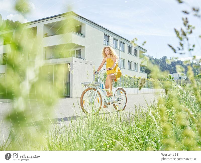 Junge Frau beim Fahrradfahren weiblich Frauen fahrradfahren radeln Bikes Fahrräder Räder Rad Erwachsener erwachsen Mensch Menschen Leute People Personen Raeder