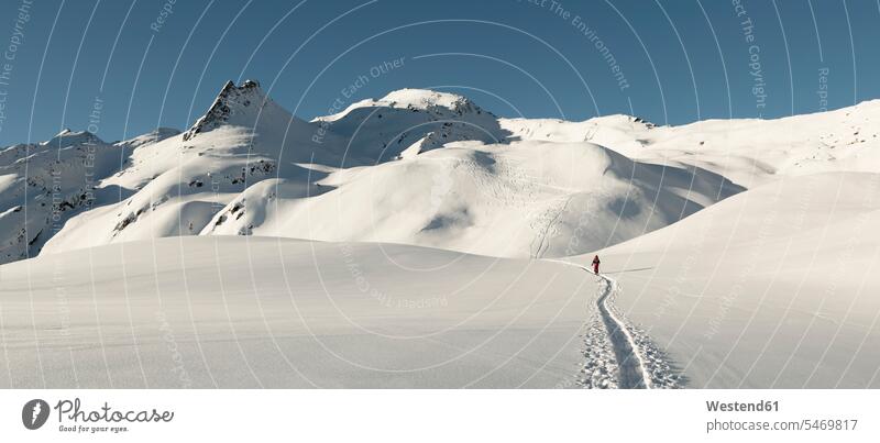 Schweiz, Bagnes, Cabane Marcel Brunet, Mont Rogneux, Skitouren in den Bergen Frau weiblich Frauen Skitourengehen Skibergsteigen Tourenski Erwachsener erwachsen