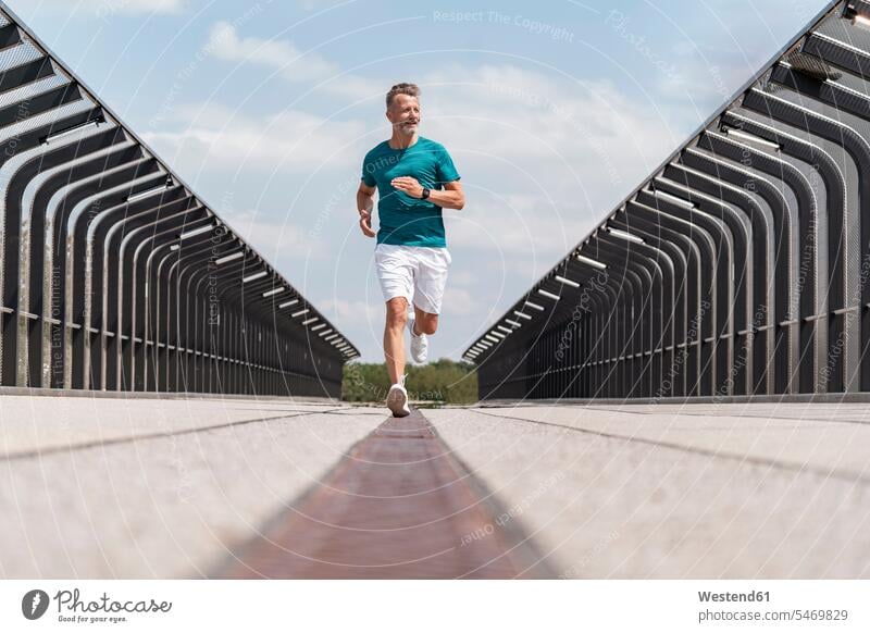 Sportlicher Mann beim Joggen rennen Muße fit gesund Gesundheit Jogging Leistungen Dynamik dynamisch Power Lebenstil Lifestyles beweglich Biegsamkeit Anreiz