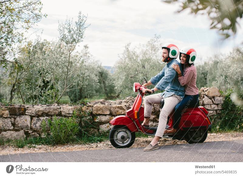 Ehepaar erkundet die Toskana-Vespa, Italien Farbaufnahme Farbe Farbfoto Farbphoto Tourismus Freizeitbeschäftigung Muße Zeit Zeit haben Freizeitkleidung