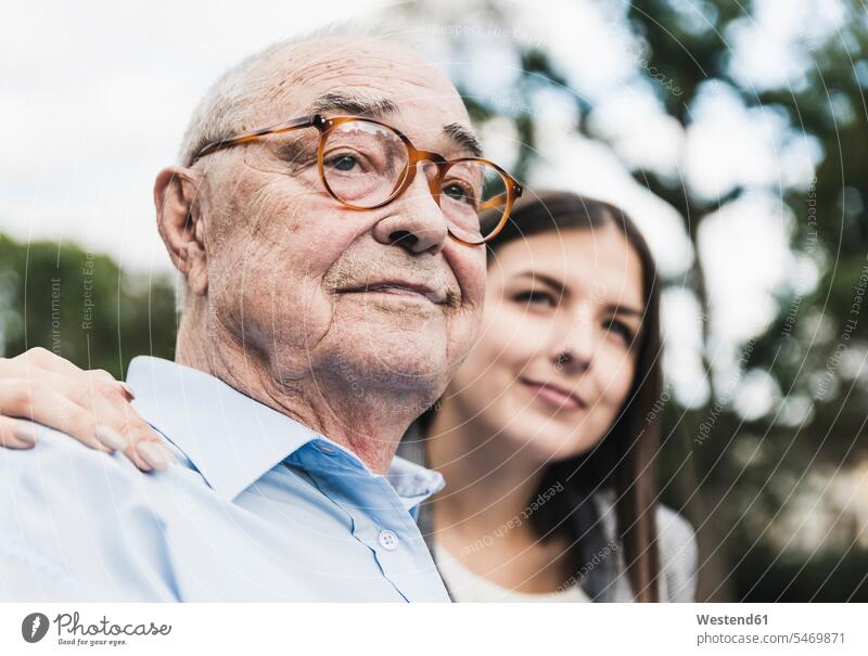 Porträt eines selbstbewussten älteren Mannes mit Enkelin im Hintergrund Leute Menschen People Person Personen Europäisch Kaukasier kaukasisch 2 2 Menschen