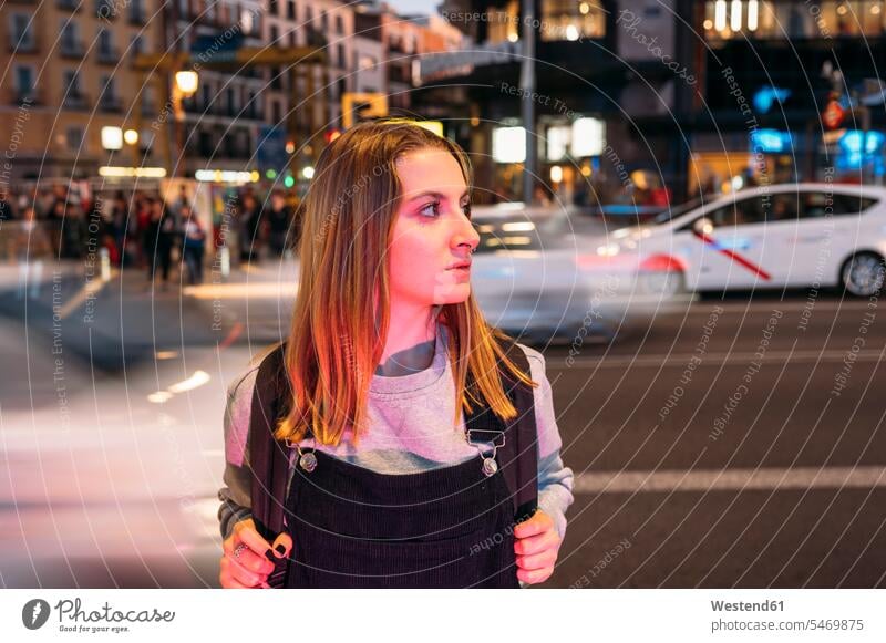 Junge Frau, die nachts in der Stadt auf der Straße steht Leute Menschen People Person Personen Europäisch Kaukasier kaukasisch 1 Ein ein Mensch eine