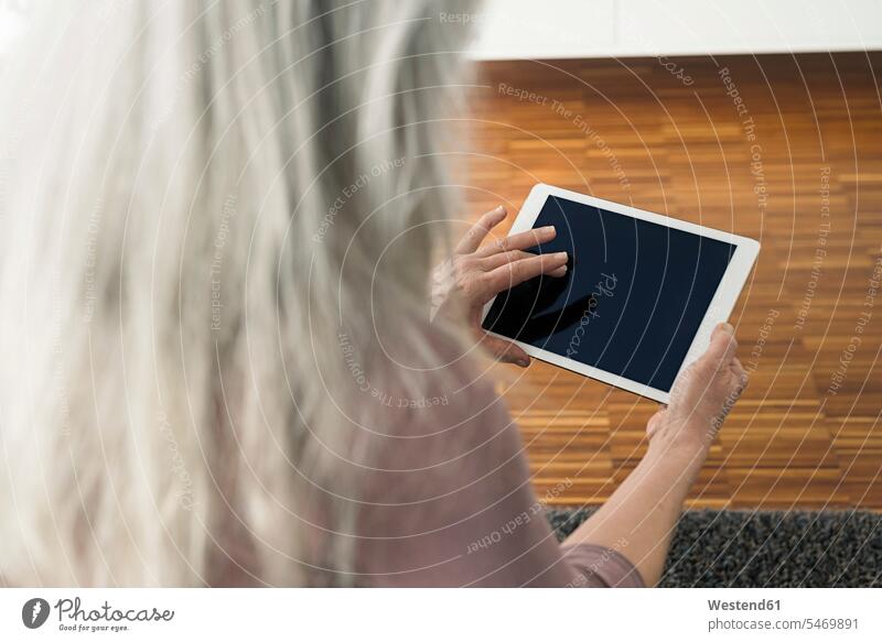 Frau mit digitalem Tablet, Teilansicht Tablet Computer Tablet-PC Tablet PC iPad Tablet-Computer weiblich Frauen benutzen Rechner Erwachsener erwachsen Mensch