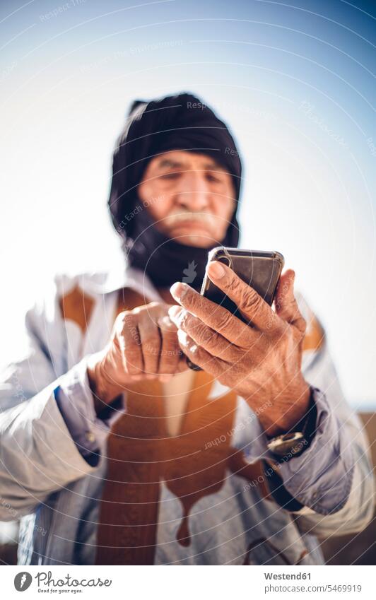 Älterer Mann benutzt Mobiltelefon im Flüchtlingslager Smara, Tindouf, Algerien Leute Menschen People Person Personen Nordafrikanisch 1 Ein ein Mensch eine