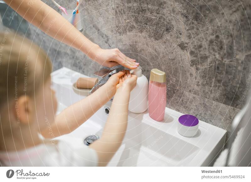 Mutter hilft Tochter beim Händewaschen Mami Mutti Mütter Mama Hände waschen Haende waschen Töchter Bad Badezimmer Eltern Familie Familien Mensch Menschen Leute