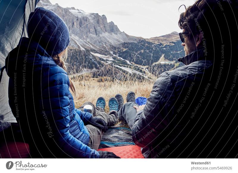 Ehepaar sitzt im Zelt in den Bergen und schaut auf die Aussicht Ausblick Ansicht Überblick Zelte Paar Pärchen Paare Partnerschaft sitzen sitzend Mensch Menschen