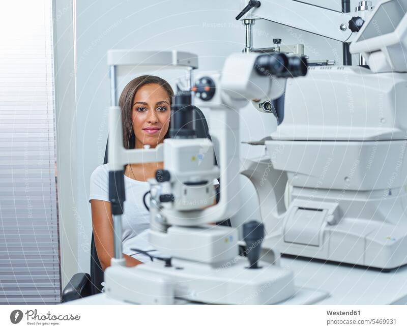 Optikerin, Junge Frau vor Sehtest Sehvermögen Augenlicht Sehvermoegen Sehkraft Optometrie Patientin Kranke Patientinnen Augenheilkunde Ophthalmologie