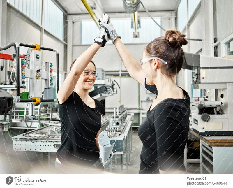 Zwei Frauen bei der Arbeit, High Five Österreich Arbeiterin Arbeiterinnen Metallverarbeitung Kompetenz Fähigkeit Können Metallbau abklatschen Sachverstand