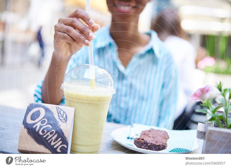 Frau trinkt Bio-Smoothie im Straßencafé, Teilansicht Straßencafe Straßencafes Strassencafe Strassencafes bio biologisch organisch weiblich Frauen trinken