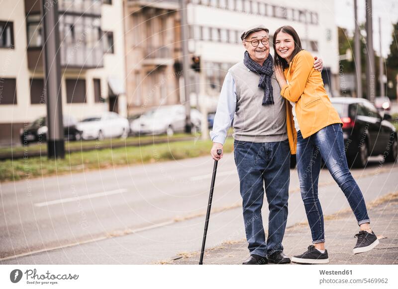 Porträt eines glücklichen älteren Mannes, der mit seiner erwachsenen Enkelin spazieren geht Leute Menschen People Person Personen Europäisch Kaukasier