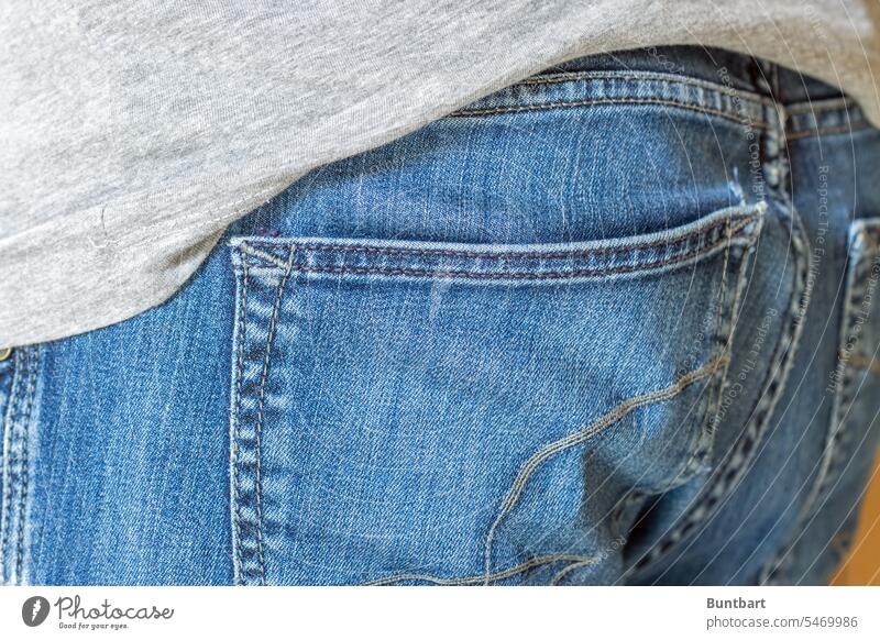 Graues Shirt über blauer Jeans Po Hintern Nahaufnahme Mensch Gesäß Rückansicht Person grau Hose schlank Körper lässig Mode Stil style Jeansstoff Jeanshose