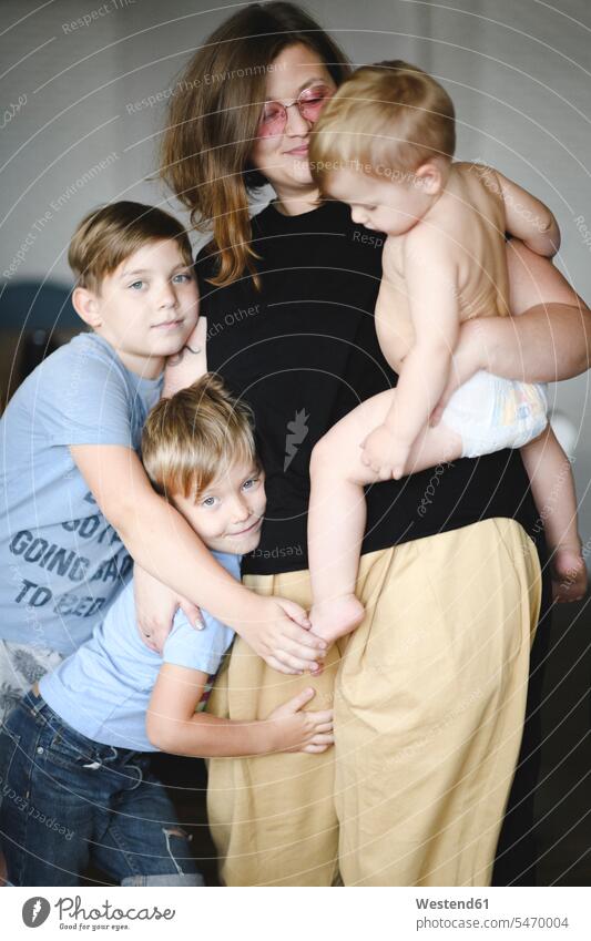 Porträt der Mutter mit ihren drei Söhnen zu Hause Leute Menschen People Person Personen Familien Mama Mamas Mami Mamis Muetter Mutti Muttis Mütter T-Shirts
