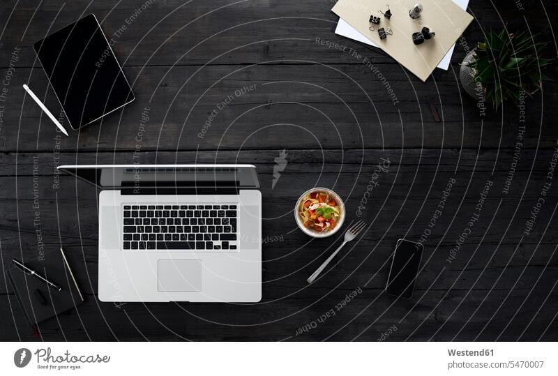 Laptop und Snack auf dem Schreibtisch Idee Ideen Eingebung Pause Pause machen Ernährung Gesunde Ernährung Ernaehrung Gesunde Ernaehrung Gesundheit gesund