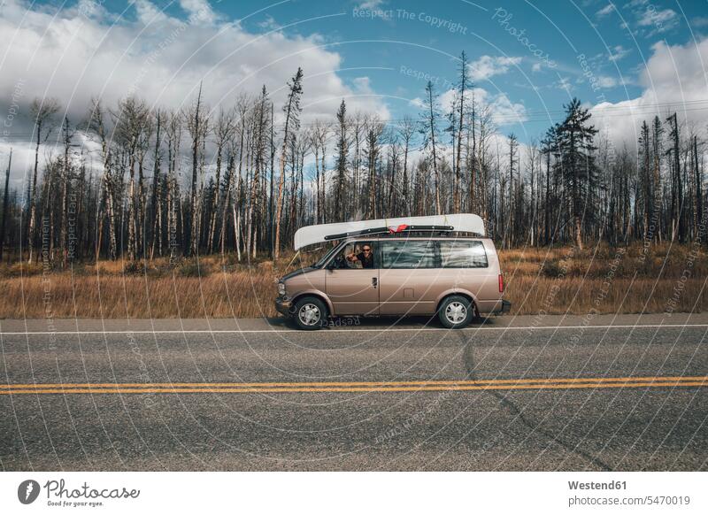 Kanada, Britisch-Kolumbien, Mann mit Minivan auf dem Alaska Highway Männer männlich Van Auto Wagen PKWs Automobil Autos Highways Erwachsener erwachsen Mensch