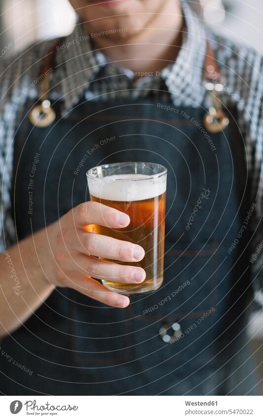 Nahaufnahme eines jungen Mannes mit Bierglas in der Hand in einer Brauerei Leute Menschen People Person Personen Europäisch Kaukasier kaukasisch 1 Ein