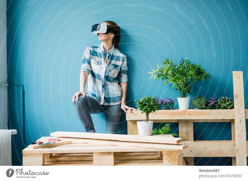 Frau mit VR-Brille bei der Renovierung ihrer neuen Wohnung renovieren Virtual Reality Brille Virtual-Reality-Brille Virtual Reality-Brille VR Brille