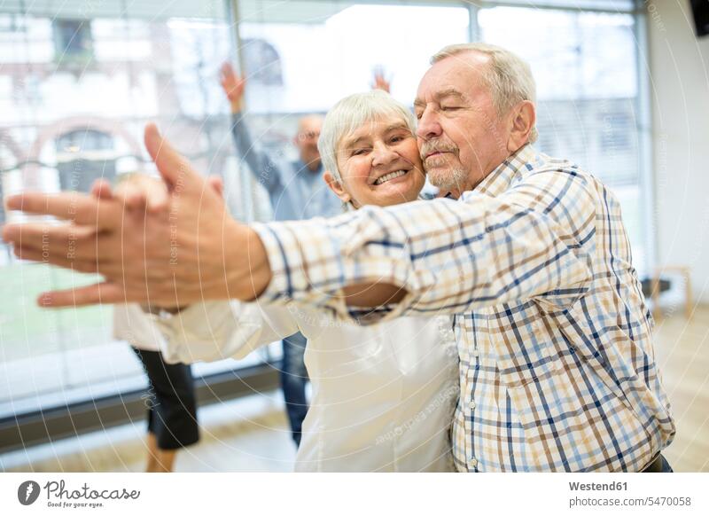 Eine Gruppe aktiver Senioren besucht einen Tanzkurs im Altersheim freuen Glück glücklich sein glücklichsein alte alter altes Pension pensioniert Pensionierung