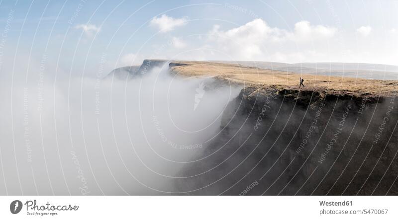 UK, Wales, Brecon Beacons, Junge Frau beim Wandern in Bannau Sir Gaer Ridge gehend geht frei auf Achse in Bewegung Abenteuer abenteuerlich Wolken Landschaften