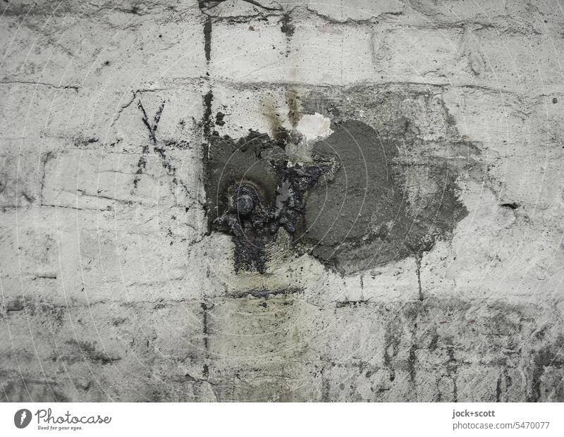 ein Grauen in der Grauzone grau grau in grau Wand Zahn der Zeit Detailaufnahme Monochrom Gedeckte Farben Schwarzweißfoto alt Hintergrund x Halterung Schatten