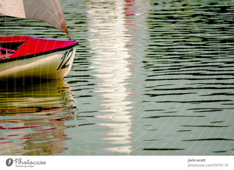 Nicht der Wind, sondern das Segel bestimmt die Richtung Segeln Segelboot Wasser See Wasserfahrzeug Reflexion & Spiegelung Wassersport Ferien & Urlaub & Reisen