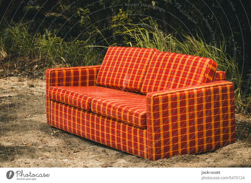 altes Sofa einfach irgendwo abgestellt Sperrmüll Müllentsorgung Möbel Sitzgelegenheit Natur tropisch Sträucher Queensland Australien entsorgen
