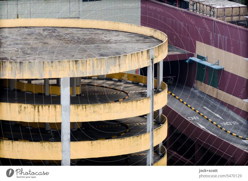 Linksverkehr im Parkhaus Architektur verwittert Verkehrswege trist Hochebene Gedeckte Farben Parkdeck Singapore Gebäude Menschenleer Pfeil Englisch langsam