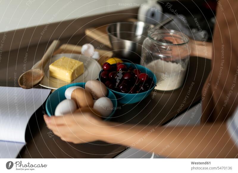 Nahaufnahme einer jungen Frau mit Zutaten auf der Küchentheke zu Hause Farbaufnahme Farbe Farbfoto Farbphoto Spanien Innenaufnahme Innenaufnahmen innen drinnen