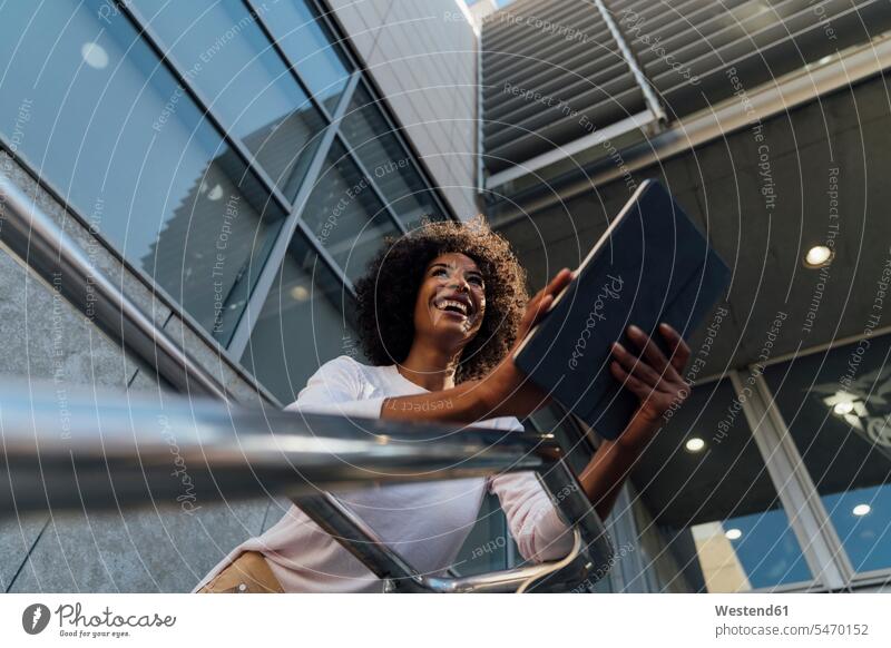Junge lässige Geschäftsfrau mit Smartphone Geschäftsfrauen Businesswomen Businessfrauen Businesswoman Frau weiblich Frauen Treppe Treppenaufgang Tablet