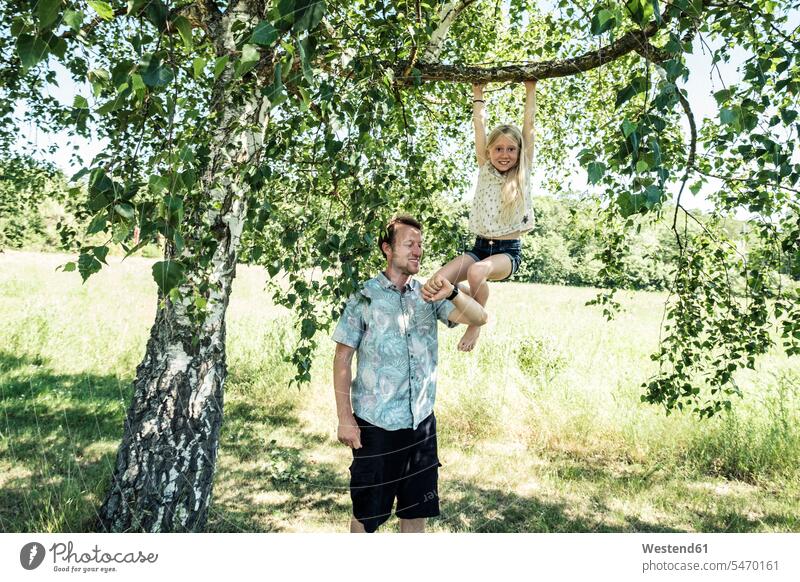 Vater überprüft die Zeit, während die Tochter an einem Birkenzweig hängt Uhren Armbanduhren sehen sehend Jahreszeiten Frühjahr Lenz sommerlich Sommerzeit freuen
