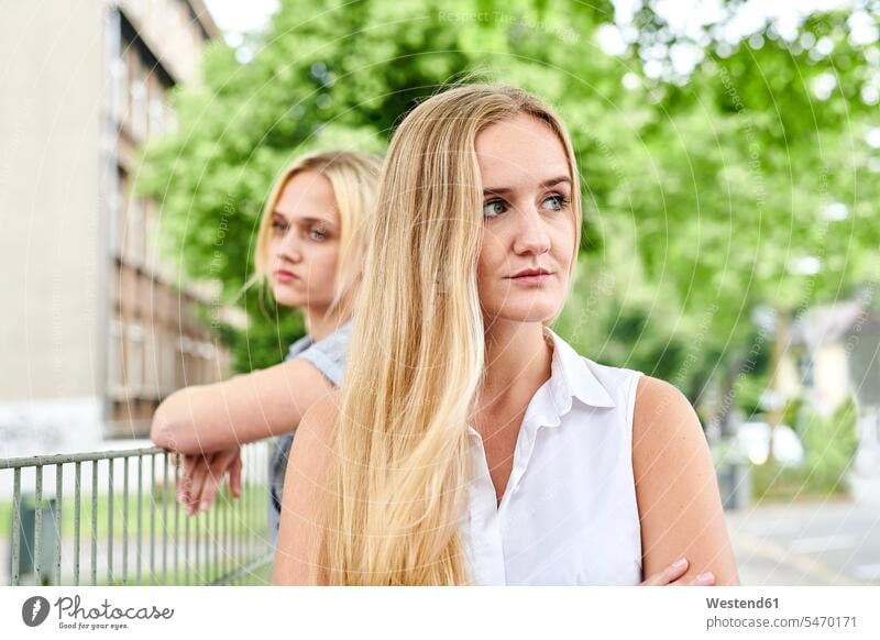 Zwei unzufriedene junge Frauen im Freien weiblich Unzufriedenheit Freundinnen Stadt staedtisch städtisch Erwachsener erwachsen Mensch Menschen Leute People