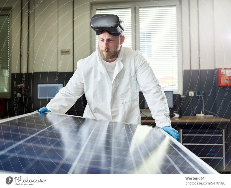 Techniker mit VR-Brille bei der Steuerung eines Solarpanels im Labor Leute Menschen People Person Personen Europäisch Kaukasier kaukasisch 1 Ein ein Mensch