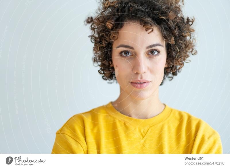 Porträt einer selbstbewussten Frau mit gelbem Pullover Selbstbewusstsein selbstsicher Selbstsicherheit Selbstvertrauen Portrait Porträts Portraits gelber gelbes