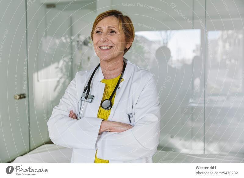 Porträt eines selbstbewussten Arztes Job Berufe Berufstätigkeit Beschäftigung Jobs Glasscheiben Gesundheit Gesundheitswesen medizinisch Stethoskope freuen